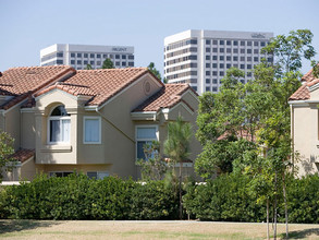 San Marco Villa Apartment Homes in Irvine, CA - Foto de edificio - Building Photo