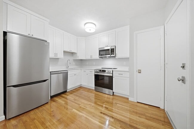 11 Schubert St, Unit 8 in Boston, MA - Foto de edificio - Building Photo