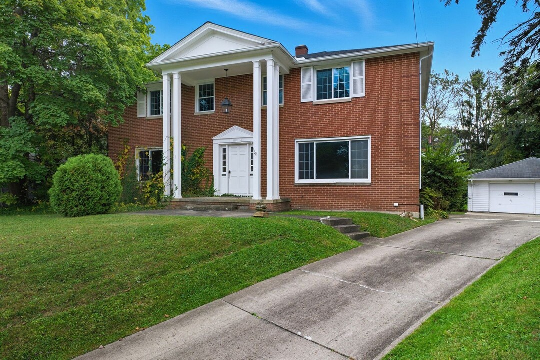 8983 Highland Dr in Brecksville, OH - Foto de edificio