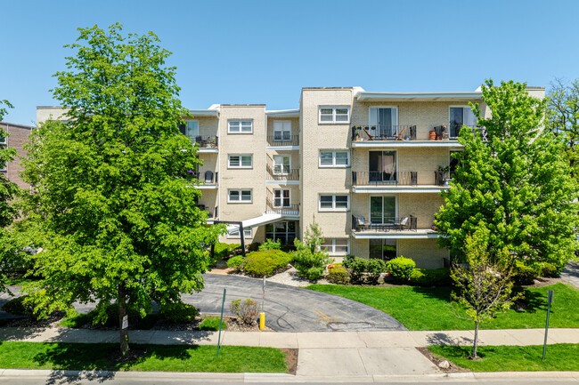 Fountain Terrace in Skokie, IL - Building Photo - Building Photo