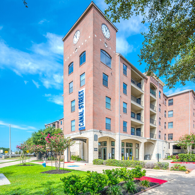 Canal Street Flats in Houston, TX - Foto de edificio - Building Photo