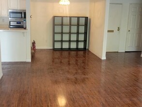 10960 Ashton Ave, Unit 208 in Los Angeles, CA - Building Photo - Building Photo