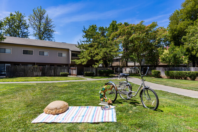 Casitas Apartments in Davis, CA - Building Photo - Building Photo