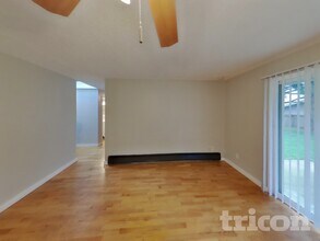 12306 86 Ave E in Puyallup, WA - Foto de edificio - Building Photo