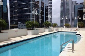 1200 Brickell Bay Dr in Miami, FL - Building Photo - Building Photo
