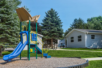 Enchanted Glen in Colon, MI - Foto de edificio - Building Photo