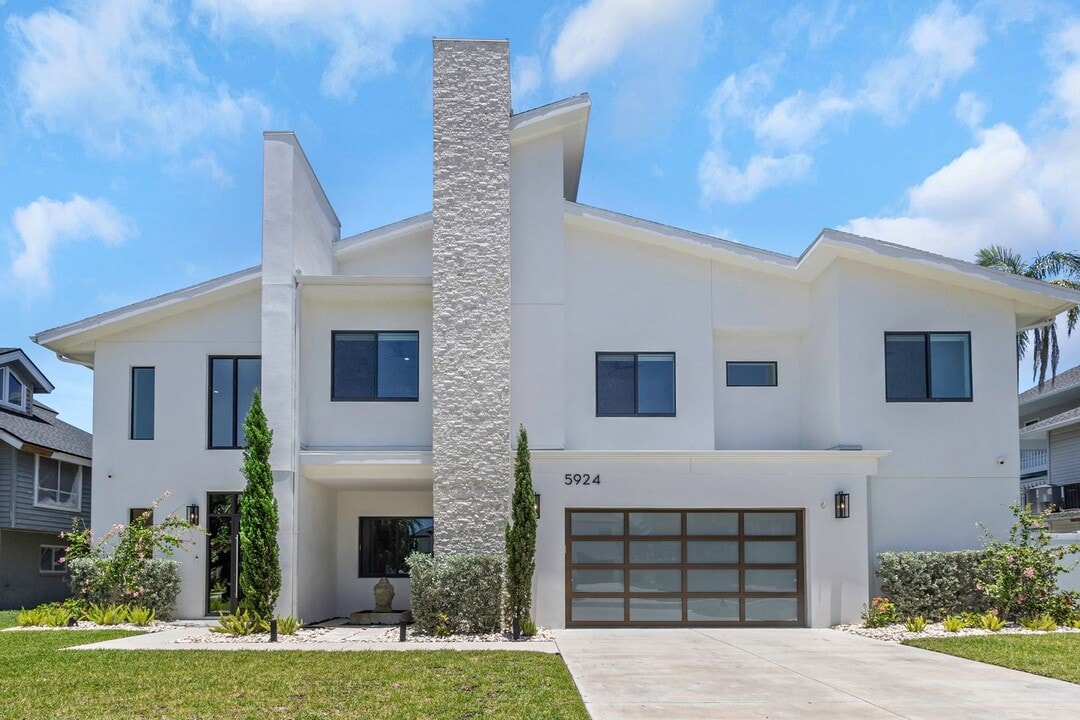 5924 Bayview Cir S in Gulfport, FL - Building Photo