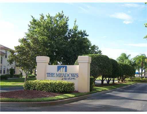 2080 SE Wild Meadow Cir in Port St. Lucie, FL - Foto de edificio