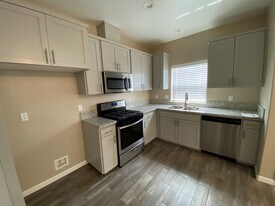 323 W Laurel Ave in Visalia, CA - Building Photo