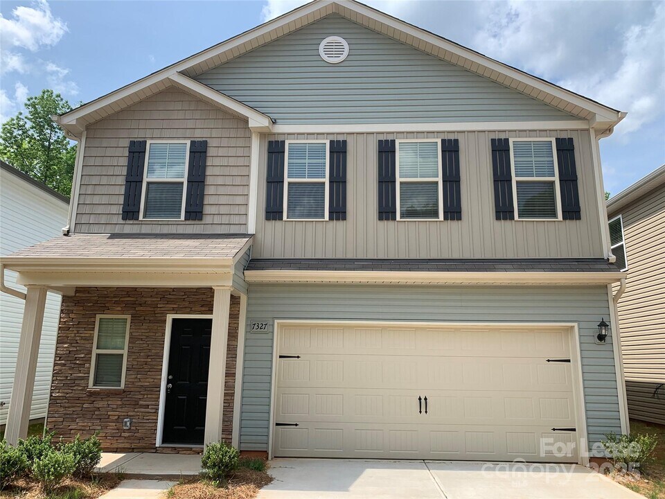 7327 Neal Rd in Charlotte, NC - Building Photo