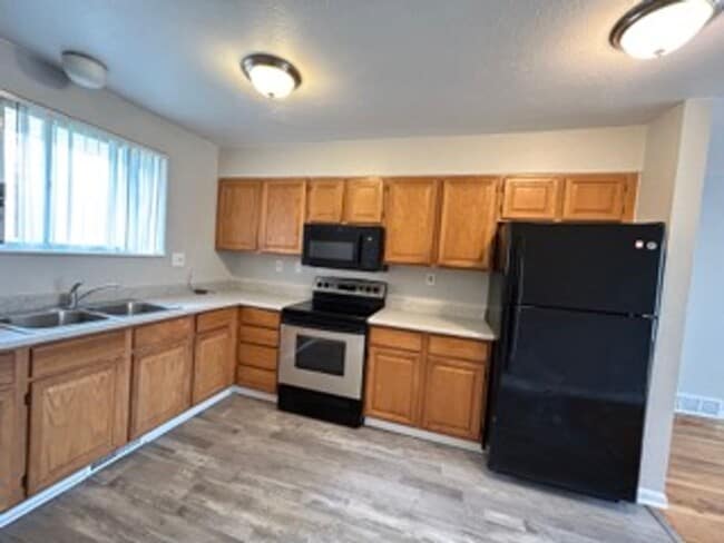 87 Newland St in Lakewood, CO - Building Photo - Building Photo