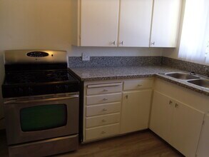 935 W Beach Ave, Unit 1/2 in Inglewood, CA - Building Photo - Building Photo