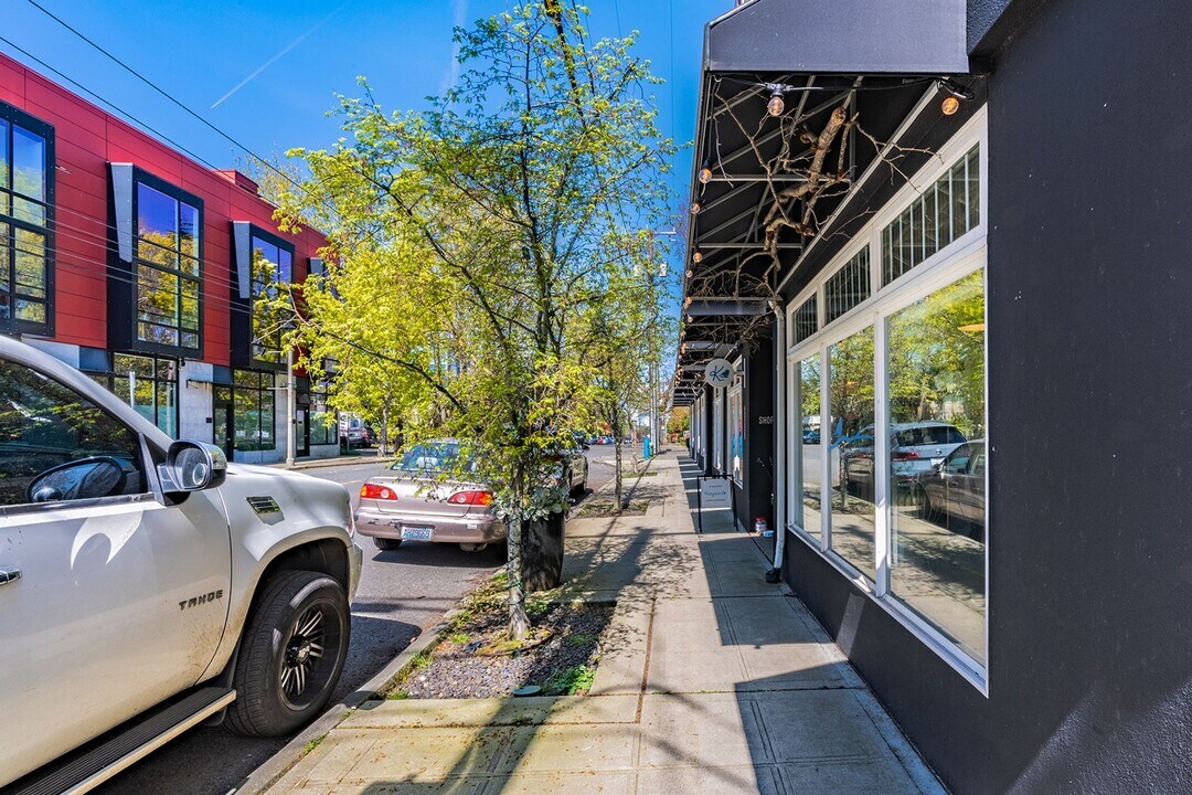 Madrona Court in Seattle, WA - Building Photo