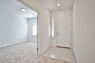 7420 Legacy Pt St in Las Vegas, NV - Foto de edificio - Building Photo