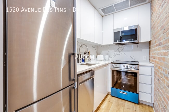 property at 1520 Av des Pins O