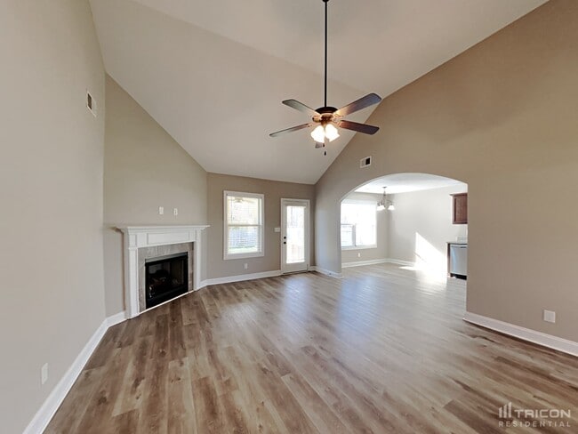 634 Hollow Crst in Clarksville, TN - Foto de edificio - Building Photo