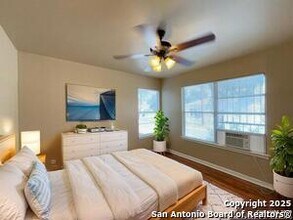 2000 W Mistletoe Ave in San Antonio, TX - Building Photo - Building Photo