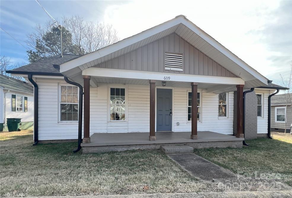 609 E A St in Newton, NC - Building Photo