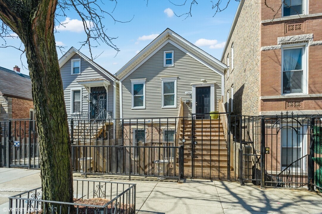 1240 N Greenview Ave in Chicago, IL - Building Photo