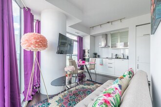 131 Bremner Blvd in Toronto, ON - Building Photo - Building Photo