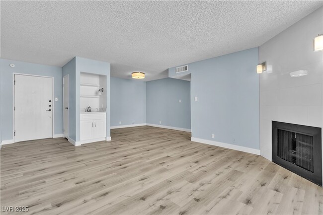 725 N Royal Crest Cir in Las Vegas, NV - Building Photo - Building Photo