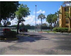 14311 N Kendall Dr in Miami, FL - Building Photo - Building Photo