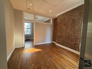Mott Street, Unit 23 in New York, NY - Foto de edificio - Building Photo