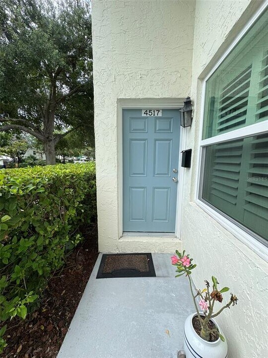 4517 W La Villa Ln in Tampa, FL - Building Photo