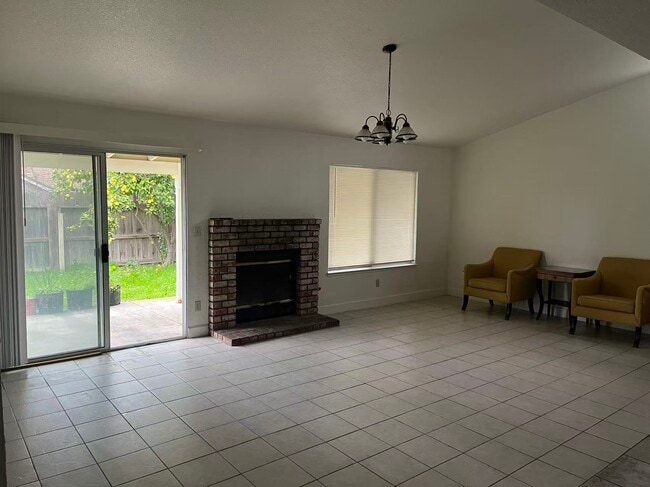 2825 Woodland Ave in Modesto, CA - Foto de edificio - Building Photo