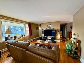 12 Holiday Dr in Fairhaven, MA - Foto de edificio - Building Photo