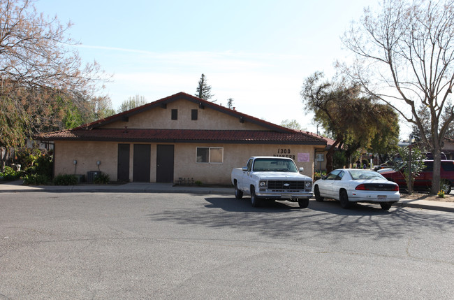 1300 Pioneer Ave in Turlock, CA - Building Photo - Building Photo