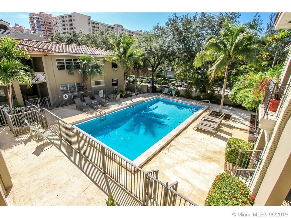 125 Edgewater Dr-Unit -7 in Coral Gables, FL - Building Photo