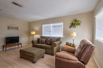 Riverbend- Furnished and All Bills Paid! in Orange, TX - Foto de edificio - Interior Photo