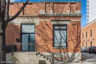64 W Superior St in Chicago, IL - Building Photo