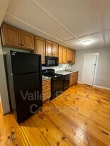 130 West St in Hadley, MA - Building Photo