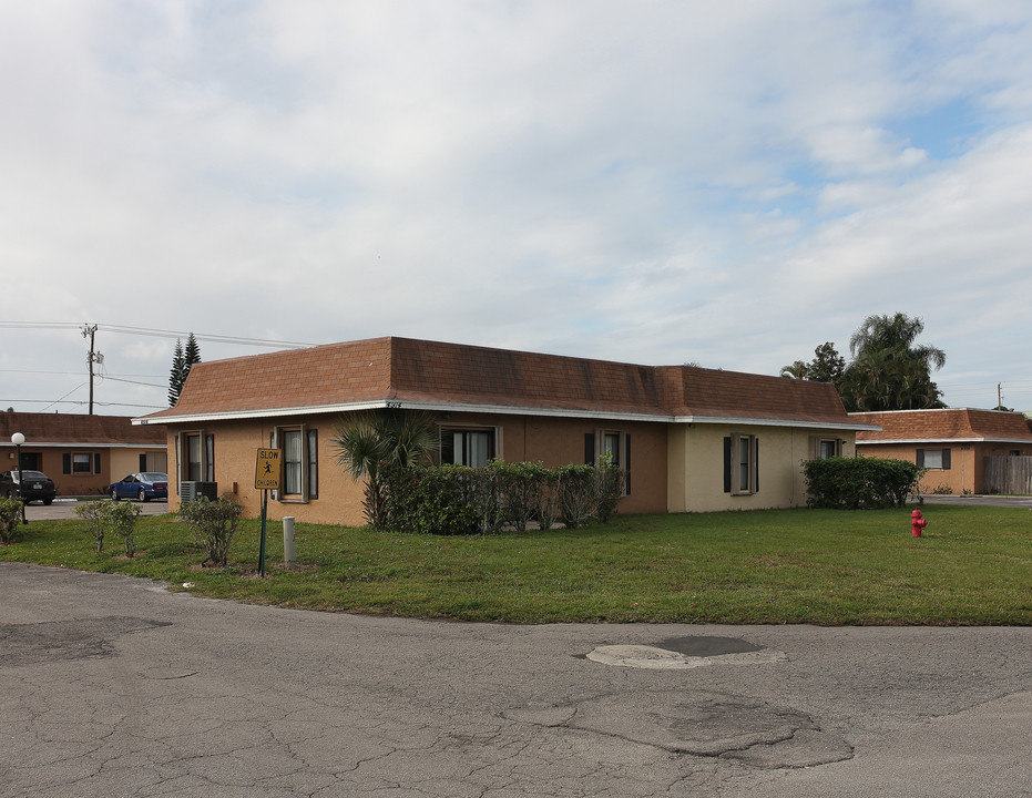 Wedgewood Way Apartments in West Palm Beach, FL - Building Photo