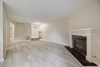 890 Sheldon Ct in Wheaton, IL - Building Photo - Building Photo
