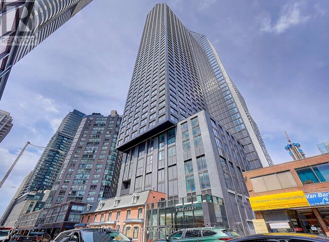 8 Wellesley St W in Toronto, ON - Building Photo - Building Photo