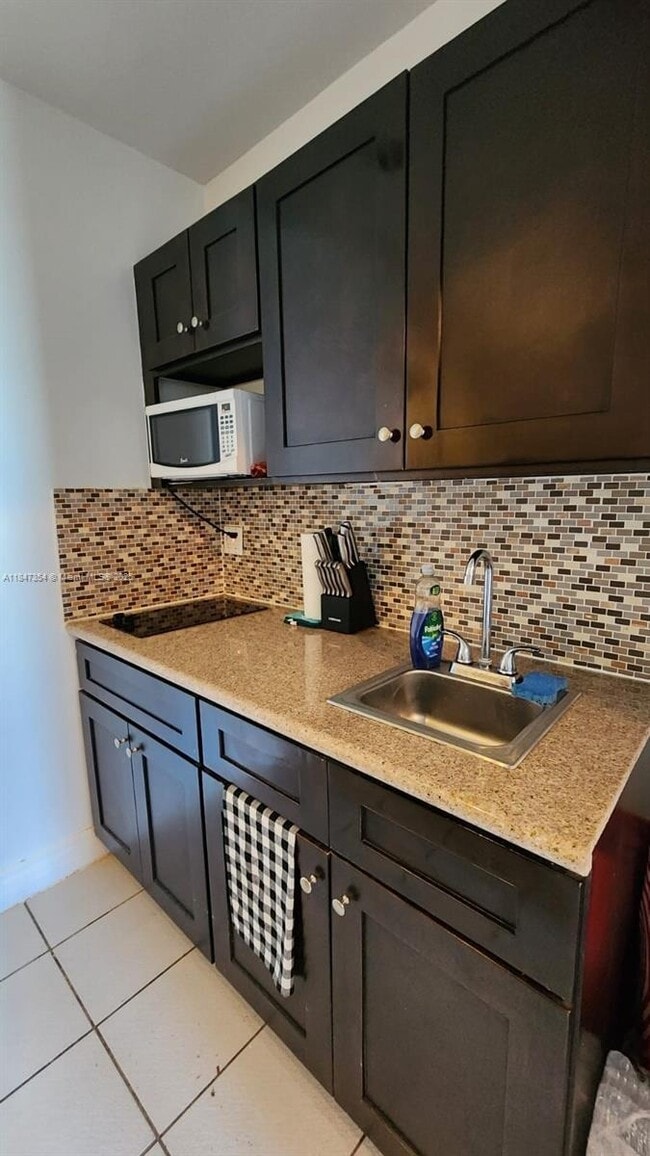 6345 Collins Ave, Unit PH-21 in Miami Beach, FL - Building Photo - Building Photo