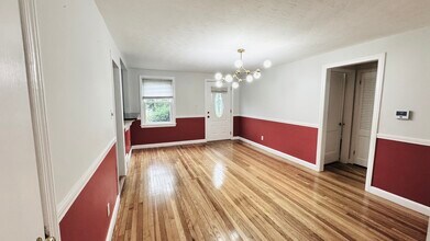 7 Oak St in Wayland, MA - Foto de edificio - Building Photo
