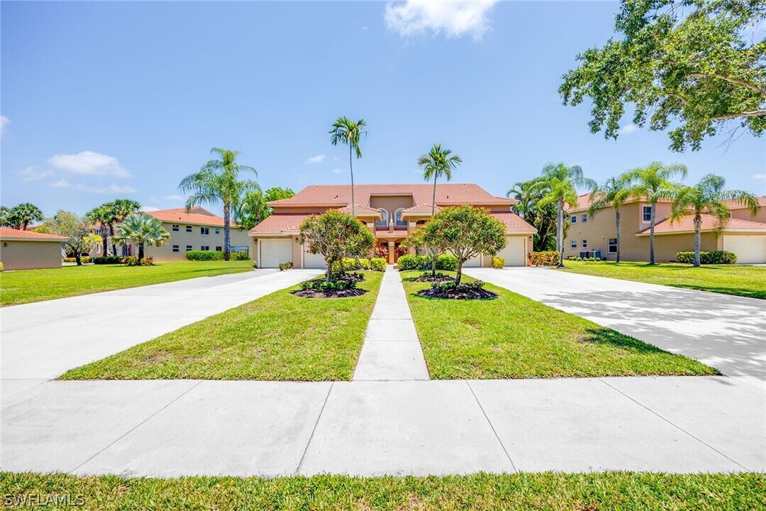 6710 Huntington Lakes Cir in Naples, FL - Foto de edificio