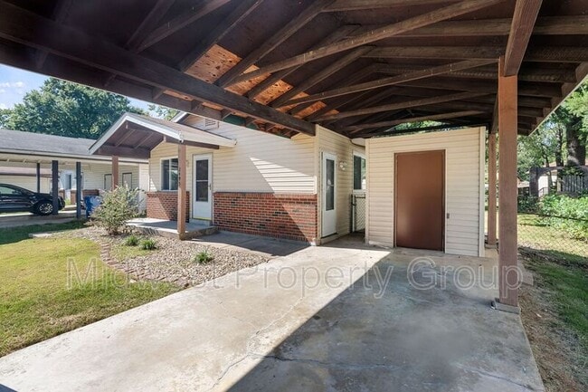 2495 Lindsay Ln in Florissant, MO - Building Photo - Building Photo