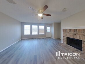 2422 Meadowgate Ln in Lancaster, TX - Foto de edificio - Building Photo