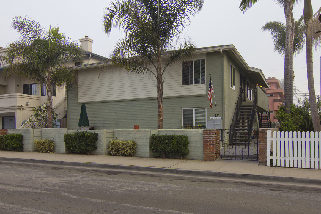 211 Elm Ave in Imperial Beach, CA - Foto de edificio