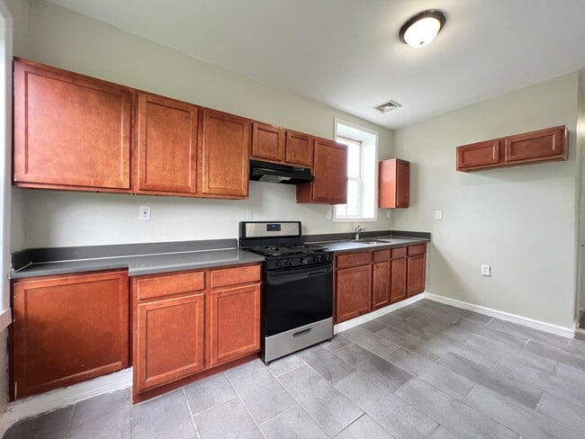 908 Bergen St, Unit 3