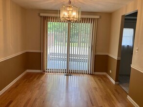 324 W Weathersfield Way in Schaumburg, IL - Building Photo - Building Photo