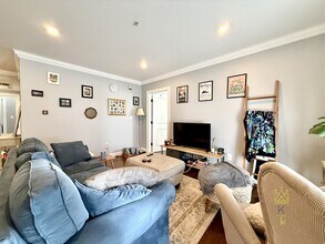 8 Nira Ave, Unit 4 in Boston, MA - Building Photo - Building Photo