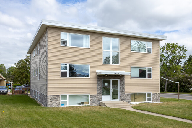 3620 57 Av in Red Deer, AB - Building Photo - Building Photo