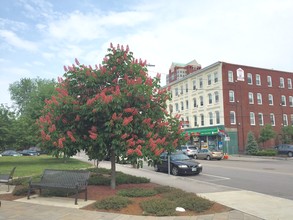 The Apartments at 64 Merrimack Street in Manchester, NH - Foto de edificio - Building Photo