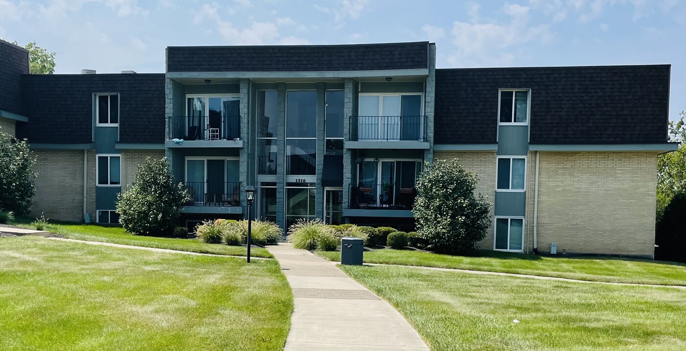 Oakwood Apartments in Dayton, OH - Building Photo